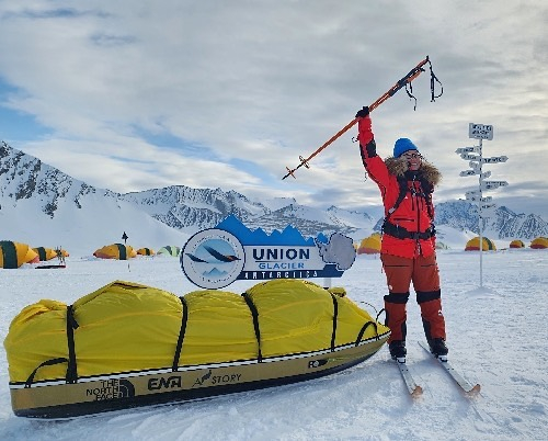 Kim Young-mi poses with her equipment before setting out on her Antarctic exhibition in a photo uploaded to her personal Instagram account.  [SCREEN CAPTURE]