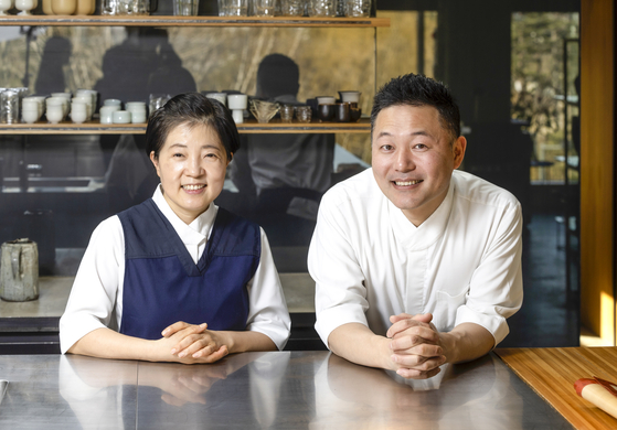 Cho Eun-hee, left, and Park Seong-bae, chefs and chief researchers at Onjium [JOONGANG ILBO]