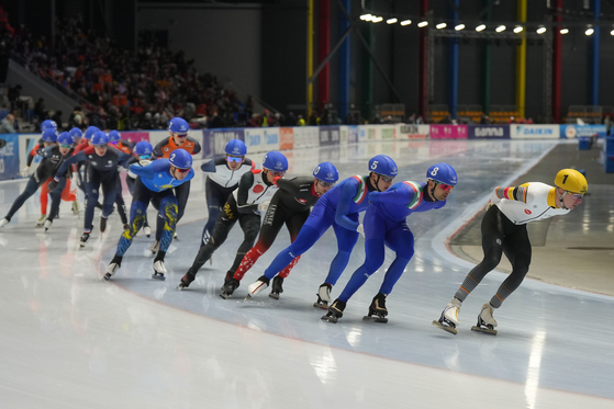 Speed Skaters compete during the men's mass start event of the ISU World Cup Speed Skating in Tomaszow Mazowiecki, Poland on Sunday. [AP PHOTO]