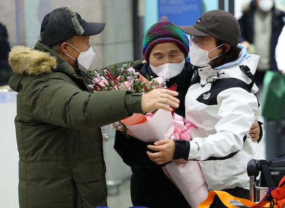 Kim Young-mi, right, greets her parents after arriving at Incheon International Terminal on Jan. 25.  [YONHAP]