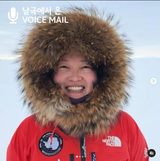 Mountaineer Kim Young-mi smiles while in the middle of her solo exhibition across the Antarctic in a photo uploaded to her personal Instagram on Jan. 16.  [SCREEN CAPTURE]