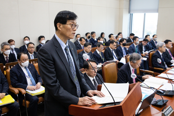 Bank of Korea Gov. Rhee Chang-yong speaks at the National Assembly in Yeouido, western Seoul, on Tuesday. [NEWS1]
