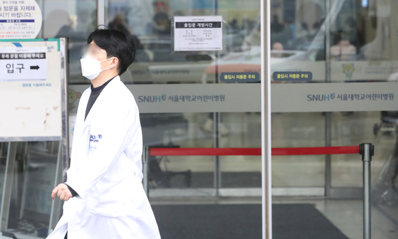 A medical staff passes by Seoul National University Children's Hospital in Jongro District, central Seoul, on Jan. 31. [NEWS1]