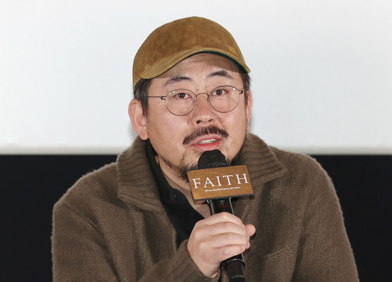 나홍진 감독이 영화 상영회에서 발언하고 있다. 