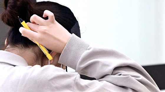 A student in Jongro Academy, a private cram school, takes a mock test for the suneung, or College Scholastic Ability Test, on Aug. 31, 2022. [NEWS1]