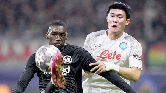 Frankfurt forward Randal Kolo Muani, right, and Napoli defender Kim Min-jae vie for the ball during a UEFA Champions League round of 16 match in Frankfurt, Germany on Tuesday.  [AFP/YONHAP]