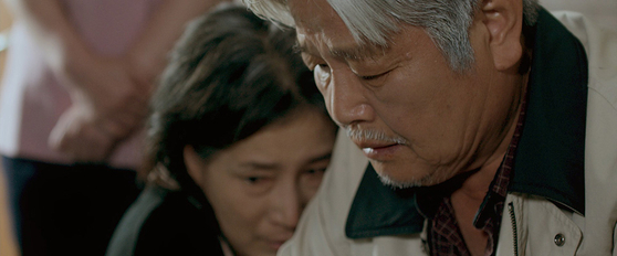 Actor Sun Dong-hyuk, right, and actor Jung Ah-mi, left, play an elderly couple in ″A Song for My Dear″ [SOONSU FILM]