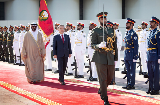 Defense Minister Lee Jong-sup, right, and his UAE counterpart, Mohammed Ahmed Al Bowardi, inspect the honor guard ahead of their talks at the UAE Defense Ministry in Abu Dhabi on Tuesday. [MINISTRY OF NATIONAL DEFENSE] 