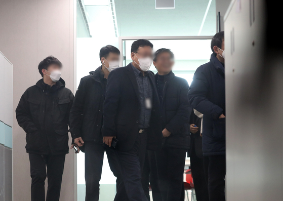 Prosecutors raid an office of the Gyeonggi Provincial Office in Suwon, Gyeonggi on Wednesday, as part of their investigation into alleged cash remittances to North Korea by the Ssangbangwool (SBW) group. [NEWS1]