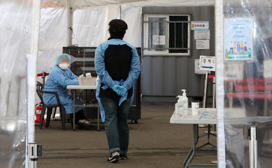 The medical staff at a Covid-19 testing center at Seoul Station waits for patients on Monday. [NEWS1]