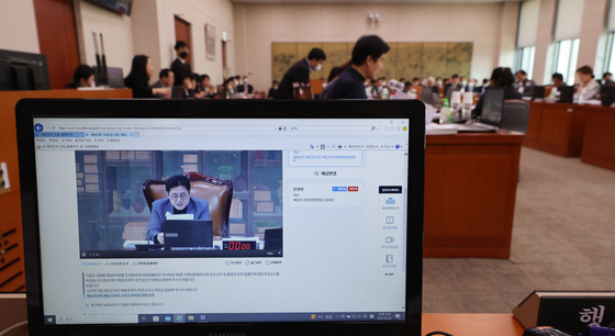 An artificial intelligence program writes subtitles in real time for a hearing at the National Assembly’s Culture, Sports and Tourism Committee televised online Wednesday. The real-time AI subtitle service is the first in the country. Developed from the state-owned Electronics and Telecommunications Research Institute’s voice recognition system, the service aims to provide information to people with disabilities. [YONHAP]