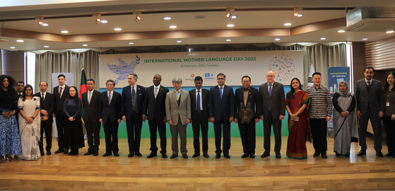 Ambassador of Bangladesh to Korea Delwar Hossain, ninth from right; Secretary-General of the Korean National Commission for UNESCO Han Kyung-Koo, 10th from right; and members of the diplomatic corps in Seoul join the International Mother Language Day celebration hosted by the embassy and the Unesco office in Seoul on Tuesday. [EMBASSY OF BANGLADESH IN KOREA]