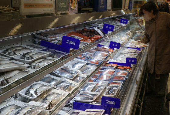 Fish products are on sale at a superstore in central Seoul on Feb. 9. [YONHAP]