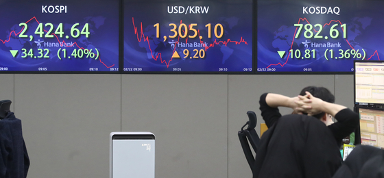 A screen in Hana Bank's trading room in central Seoul shows stock and foreign exchange markets open on Wednesday. [NEWS1]