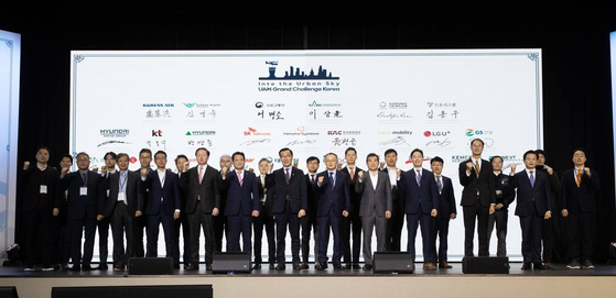 Eo Myeong-soo, vice minister of land, infrastructure and transport, and corporate executives pose for a photo after signing a joint agreement at the Grand Hyatt Seoul in Yongsan District, central Seoul, Wednesday. [MINISTRY OF LAND, INFRASTRUCTURE AND TRANSPORT]