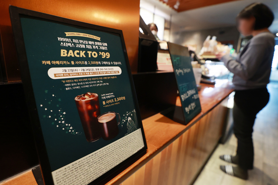 A sales promotion notice is placed at a Starbucks store in Jung District, central Seoul, on Wednesday. To commemorate reaching 10 million members on the Starbucks Rewards membership program, Starbucks will sell tall size Americano drinks for 2,500 won ($1.91) from Wednesday to Friday between 2 p.m. and 5 p.m. [YONHAP] 