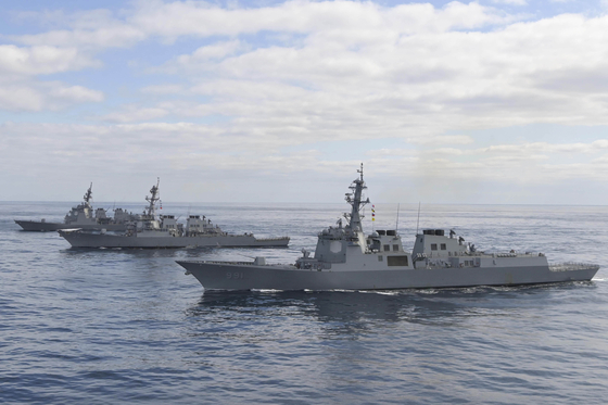 From right: the ROKS Sejong the Great, the USS Barry and the JS Atago participate in a trilateral missile defense exercise by South Korea, United States and Japan in the East Sea on Wednesday. [YONHAP]