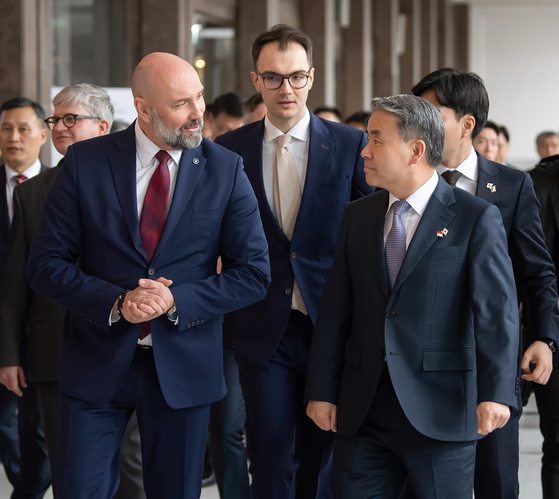 Minister obrony Korei z wizytą w polskiej firmie zbrojeniowej w Warszawie