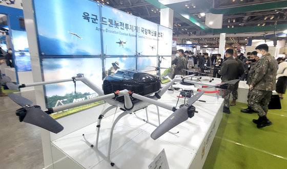 A high pressure hydrogen drone, capable of flight for hours, is exhibited by the Korean Army at the “Drone Show Korea 2023” held at Bexco, Busan, on Thursday. The exhibition, the largest drone exhibition in Asia and the seventh of its kind, hosts 172 companies at 625 booths along with conferences and experience zones. [YONHAP] 