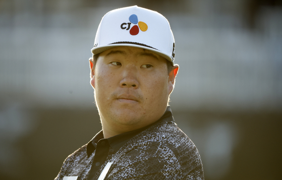 PACIFIC PALISADES, CALIFORNIA - FEBRUARY 17: Im Sung-jae waits on the 17th green during the second round of the The Genesis Invitational at Riviera Country Club in Pacific Palisades, California on Feb. 17.  [GETTY IMAGES]