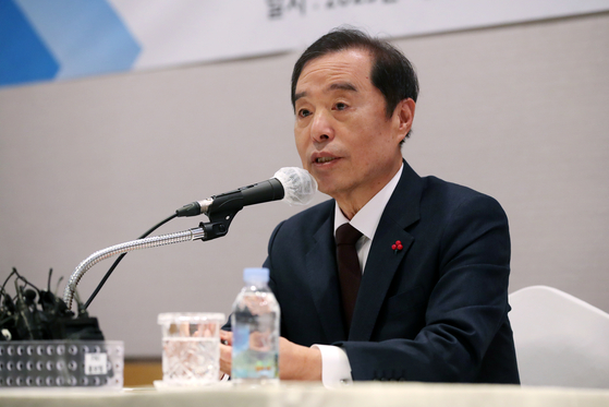 Kim Byong-joon, new acting chairman of the Federation of Korean Industries, speaks during a press conference Thursday held in Yeouido, western Seoul. [NEWS1]
