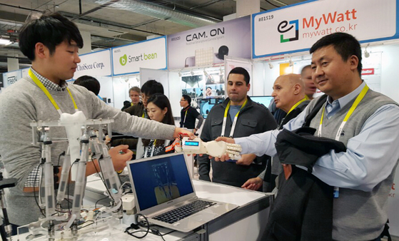 A SeoulTech student demonstrates a robotic hand he developed at CES 2016 in Las Vegas, California. [SEOUL NATIONAL UNIVERSITY OF SCIENCE AND TECHNOLOGY]