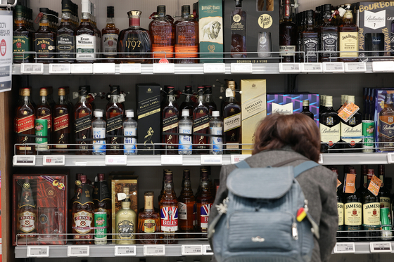 A customer browses the alcoholic beverage section at a discount mart in Yongsan District, central Seoul on Thursday. Korea imported a total of $267 million worth of whiskey last year, up 52.2 percent on year, according to data from the Korea Customs Service. That is the highest figure in 15 years. [YONHAP]