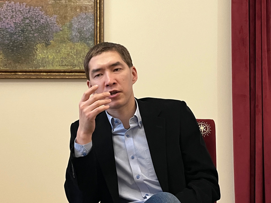 Konstantinas Andrijauskas, associate professor of Asian studies and international politics at Vilnius University, speaks with the Korea JoongAng Daily at the Foreign Ministry in Vilnius on Feb. 9. [ESTHER CHUNG]