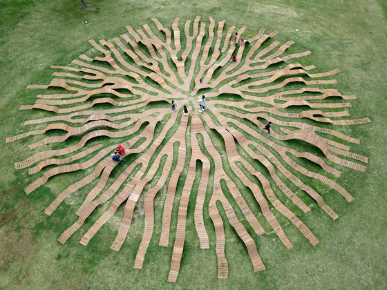 “Root Bench,” a park installation created by Lee Yong-ju, an architecture professor at SeoulTech, and winner of the 2020 German iF Design Award, one of the most prestigious design awards in the world [YONG JU LEE ARCHITECTURE]