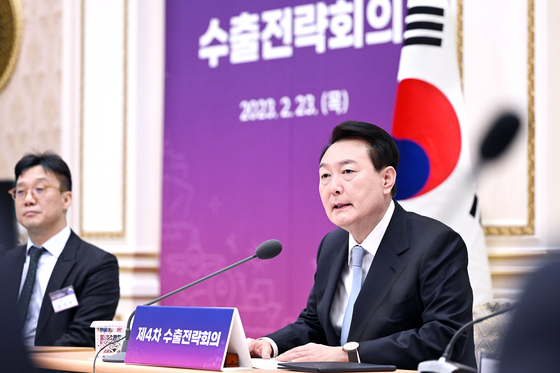 President Yoon Suk Yeol presides over an export strategy meeting at the Blue House in central Thursday. [NEWS1]