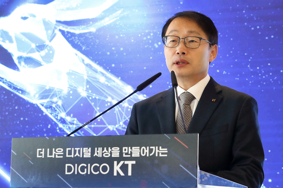 KT CEO Ku Hyeon-mo speaks at the company's office in Songpa District, southern Seoul, on Jan. 2. [KT]