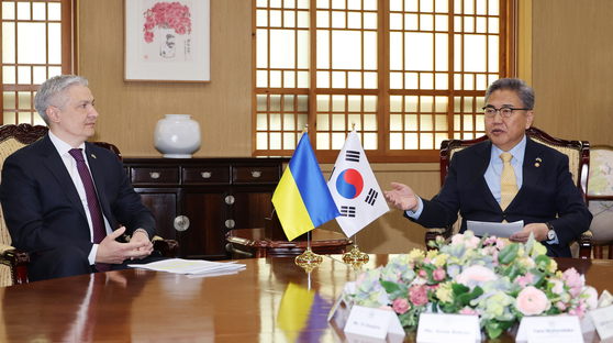 Korean Foreign Minister Park Jin, right, meets with Ukrainian Ambassador Dmytro Ponomarenko at the Foreign Ministry in central Seoul Thursday, on the eve of the first anniversary of Russia’s invasion on Ukraine. [YONHAP]