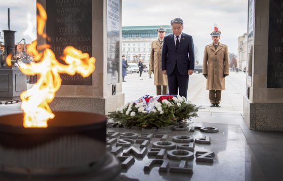 Korean Defense Minister Lee Jong-sup pays his respects at the Tomb of the Unknown Soldier in Warsaw on Wednesday, shortly after arriving in Poland for a three-day visit to deepen defense industry cooperation. [DEFENSE MINISTRY]
