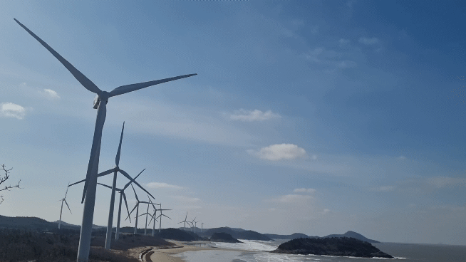 Wind turbines on Jaeun Island in Sinan County, South Jeolla, on Tuesday [SHIN HA-NEE]