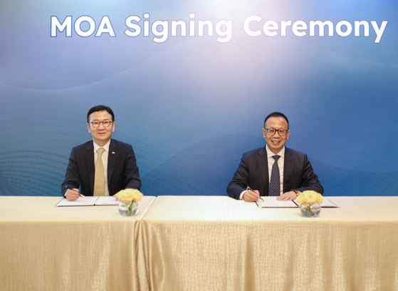 Lee Kyung-sub, left, head of battery materials business at Posco Holdings, and Jiang Xinfang, CEO of Lygend Resources & Technology, take a photo after signing an agreement in Jakarta, Indonesia, on Feb. 23. [POSCO HOLDINGS]
