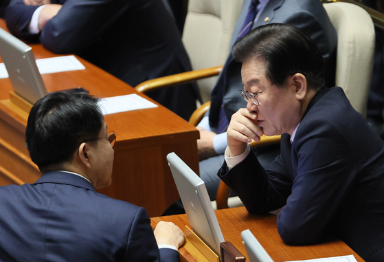 Democratic Party Chairman Lee Jae-myung sits in a plenary session of the National Assembly in Yeouido, western Seoul, Friday. A motion requesting parliamentary consent for his arrest over allegations of corruption and bribery was reported to the National Assembly that day. [YONHAP]