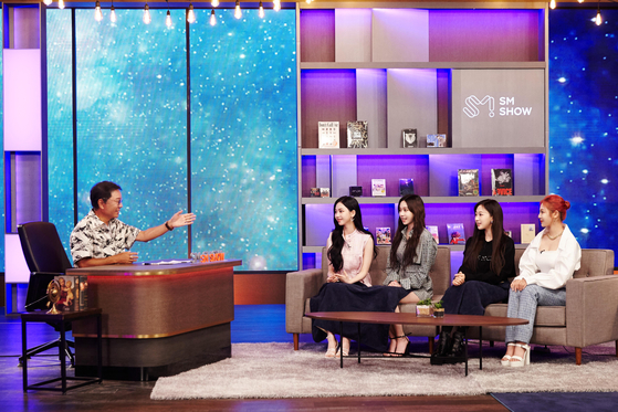 Lee Soo-man, chief producer of SM Entertainment, sits down with girl group aespa to talk about the group's plans for this year. [SM ENTERTAINMENT]