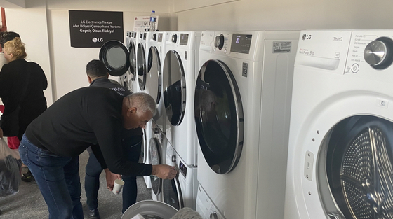 Earthquake refugees use the free laundry service available in the southern Turkish city of Mersin on Friday. [LG ELECTRONICS]