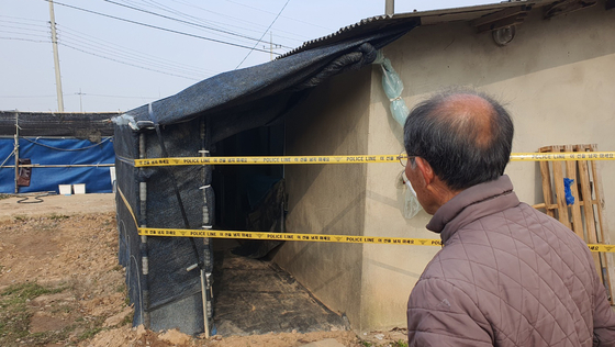 A villager looks at a house in Gochang, North Jeolla, where a Thai couple was found dead on Thursday. [YONHAP] 