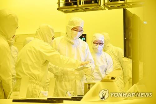 Samsung Electronics Chairman Lee Jae-yong, center, visits the company's semiconductor production campus in Cheonan, South Chungcheong, on Feb. 17. [SAMSUNG ELECTRONICS]