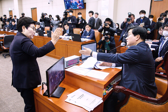Lawmaker Lim Lee-ja of the People Power Party protests against Jeon Hae-cheol of the Democratic Party during an Environmental and Labor Committee meeting at the National Assembly in Yeouido, western Seoul, on Feb. 21. [NEWS1] 
