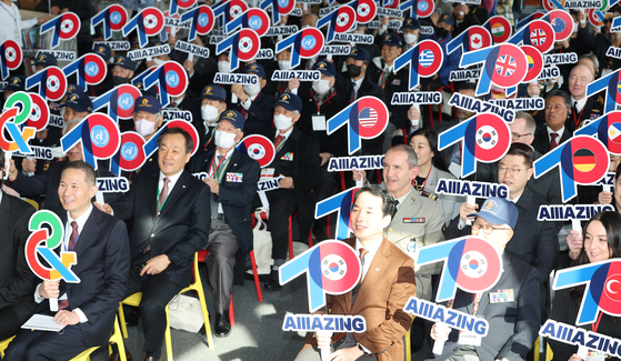 War veterans, Google Korea's Country Director Kim Kyung-hoon, Minister of Patriots and Veteran Affairs, Park Min-shik and ambassadors of embassies from allied countries participate at “Amazing Google Arts & Culture DMZ” held at The War Memorial of Korea on Wednesday. [YONHAP] 