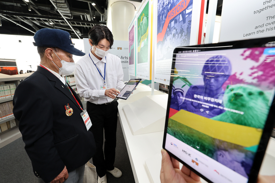 A Korean War (1950-53) veteran listens to a guide's explanation of Google Arts & Culture's DMZ project at an event titled “Amazing Google Arts & Culture DMZ” held at the War Memorial of Korea on Wednesday. [YONHAP]