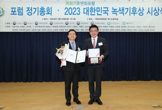 Woori Financial Group Deputy President Park Jong-il, left, and People Power Party lawmaker Yu Eui-dong, pose for a photo. [WOORI FINANCIAL GROUP]