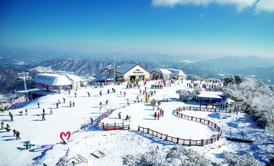 Due to the lifted policies regarding Covid-19, Pheonix Pyeonchang and other ski resorts offer longer openings for the spring season to welcome latecomers eager to enjoy the last traces of snow. [PHEONIX PYEONGCHANG]