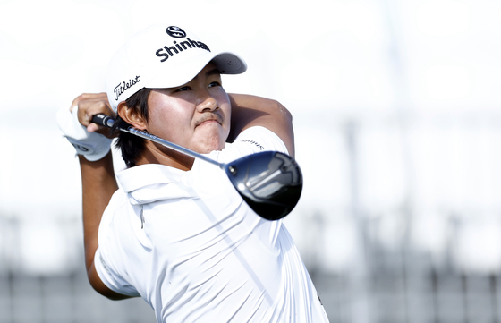 Kim Seong-hyeon hits his first shot on the 18th hole during the first round of The Honda Classic at PGA National Resort And Spa on Thursday in Palm Beach Gardens, Florida.  [GETTY IMAGES]