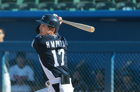 Park Hae-min hits a double for Korea at the top of the ninth inning during a tuneup game against the KT Wiz at the Kino Sports Complex in Tucson, Arizona on Friday. The Korean team won 9-0, their fourth-straight scrimmage win while training in Arizona.  [YONHAP]