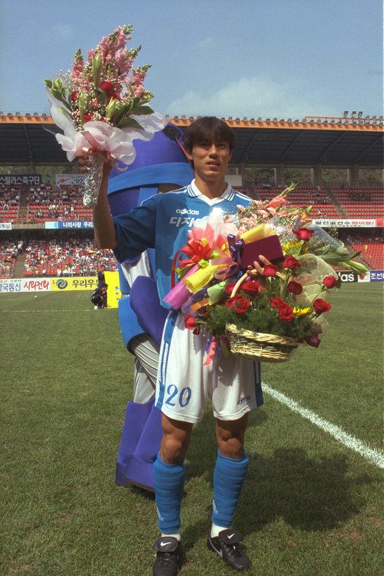 Hong Myung-bo poses for a photo in a K League game in his Pohang Steelers jersey in 1997. [JOONGANG ILBO]