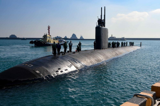 A Los Angeles-class nuclear power submarine enters the naval port in Busan. [US NAVY 7TH FLEET]