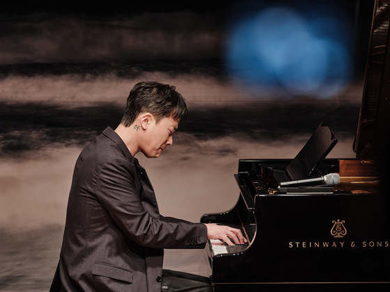 Composer and musician Jung Jae-il plays his new track ″Listen″ during a press conference held Friday at the JCC Art Center in central Seoul for his latest album of the same title. [UNIVERSAL MUSIC]